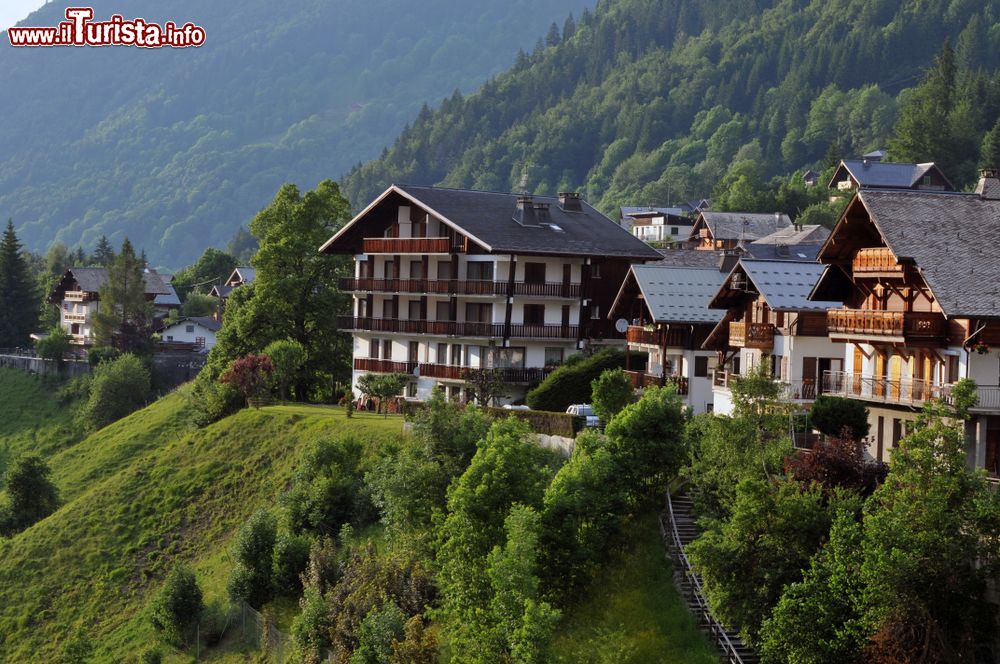 Immagine Tradizionale edilizia residenziale in legno nel borgo di Morzine, Francia.