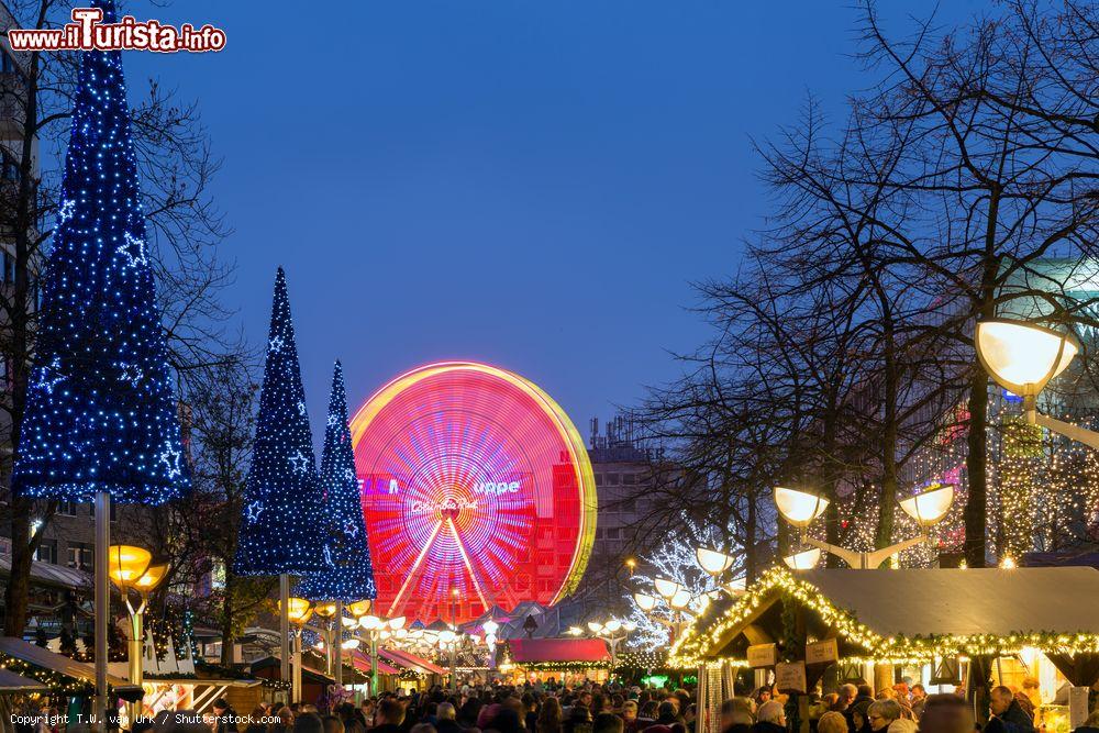 Immagine Il tradizionale mercatino di Natale con la ruota panoramica illuminata a Duisburg, Germania - © T.W. van Urk / Shutterstock.com