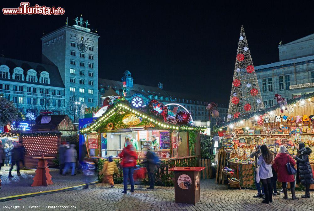 Immagine Tradizionale mercatino natalizio di Lipsia illuminato di notte (Germania) - © A G Baxter / Shutterstock.com