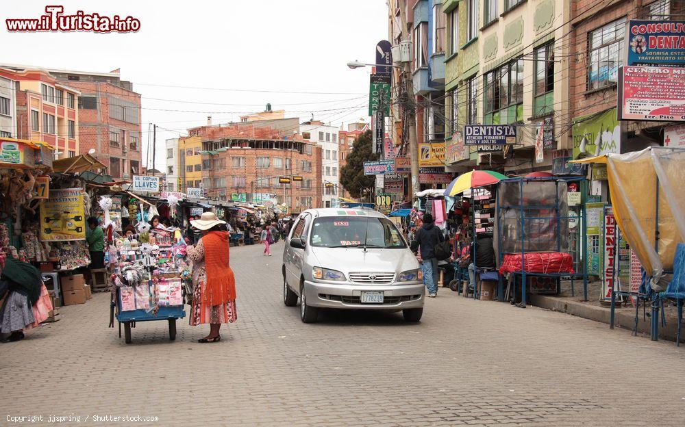 Immagine Un tradizionale mercato di strada a El Alto, Bolivia, Sud America. Qui si possono acquistare tutte le varietà di prodotti: dai generi alimentari all'abbigliamento sino ai piccoli elettrodomestici e ai tipici oggetti dell'artigianato boliviano - © jjspring / Shutterstock.com
