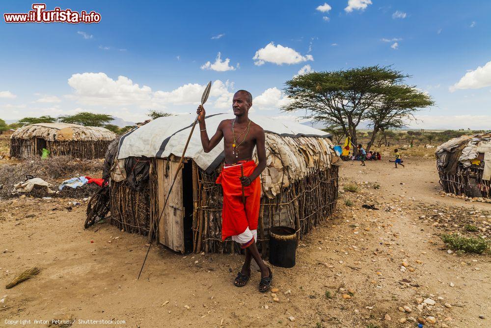 Immagine Un tradizionale villaggio della tribù Samburu nell'Amboseli, Kenya. Parco nazionale dal 1974, l'Amboseili si estende oggi per circa 392 chilometri quadrati e si innalza fra i 1100 e i 1300 metri di altitudine. I Samburu, pastori semi nomadi, allevano pecore, capre e cammelli e i loro villaggi sorgono normalmente sulla cima di una collina - © Anton Petrus / Shutterstock.com