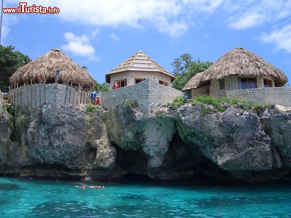 Immagine Tradizionali abitazioni con il tetto in paglia lungo la costa di Negril, Giamaica.