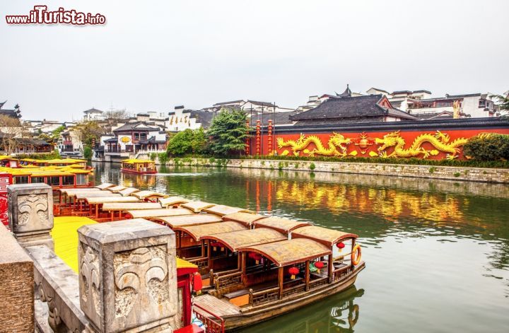 Immagine Tradizionali barche cinesi ormeggiate lungo il fiume a Nanjing - © Meiqianbao / Shutterstock.com