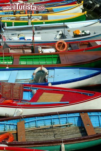 Immagine Tradizionali barche da pesca colorate ormeggiate al porto, Torri del Benaco, Veneto - © 34383226 / Shutterstock.com