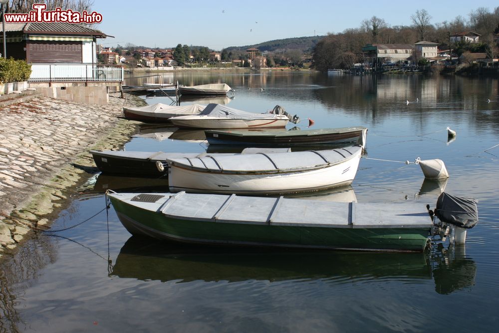 Immagine Tradizionali barche da pesca ormeggiate sulle sponde del fiume Ticino a Sesto Calende, provincia di Varese (Lombardia).
