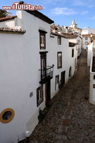 Immagine Tradizionali case bianche affacciate su una viuzza nel centro di Marvao, Portogallo - © Marc van Vuren / Shutterstock.com