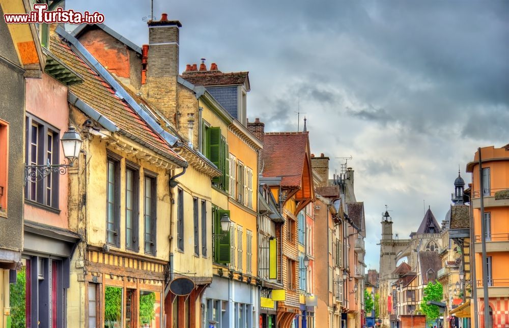 Immagine Tradizionali case colorate lungo una strada di troyes, Francia.