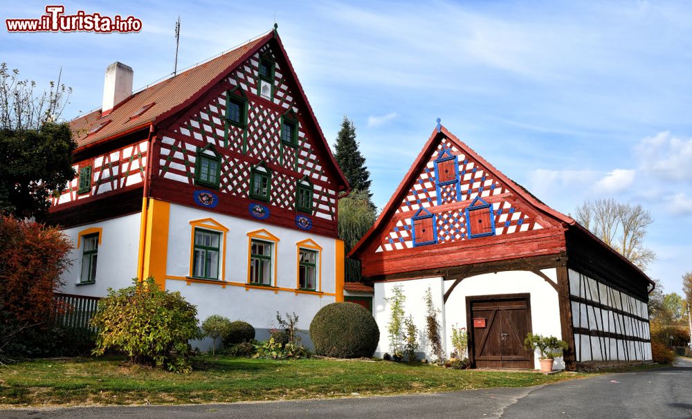 Immagine Tradizionali case colorate nel museo open air nei pressi di Marianske Lazne, Boemia, Repubblica Ceca.