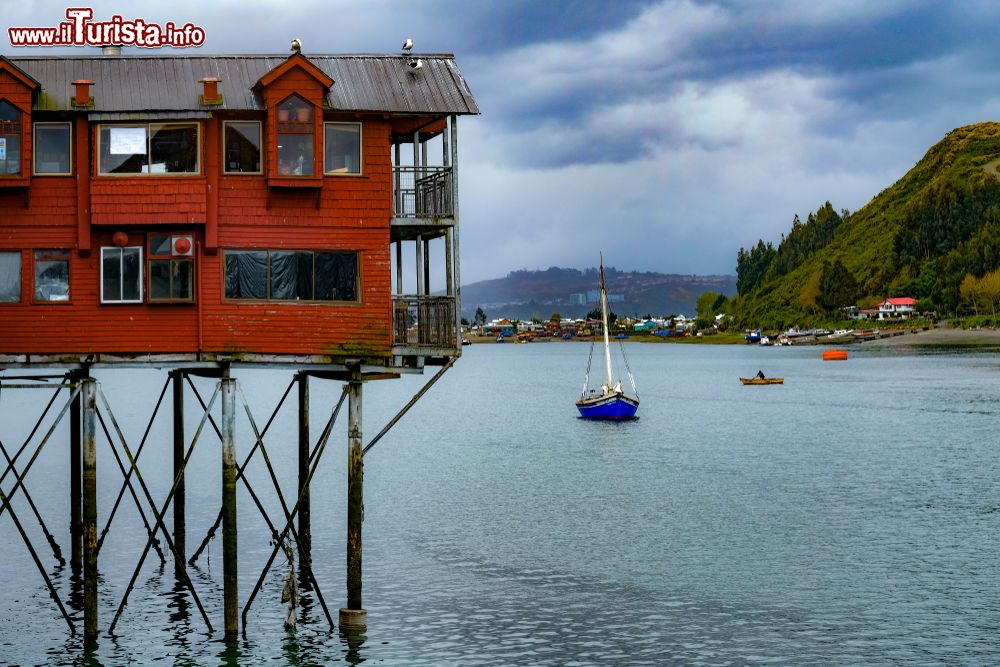 Immagine Tradizionali case colorate su palafitte nel villaggio di pescatori di Puerto Montt, Cile. Questa graziosa cittadina deve il proprio nome al presidente cileno Manuel Montt Torres vissuto nel 1800.