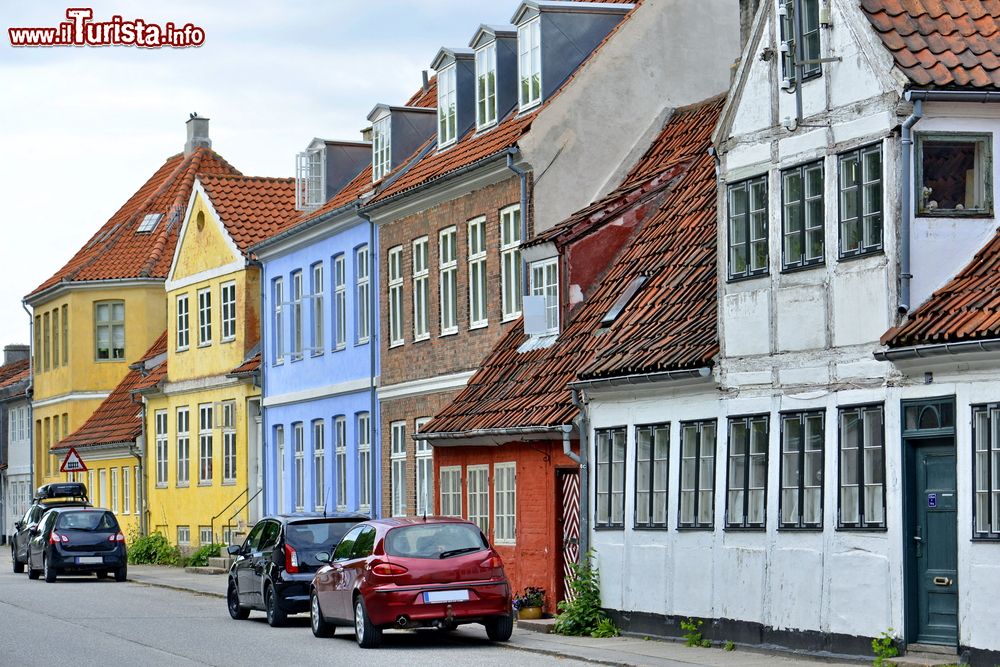 Immagine Tradizionali case danesi cone le facciate colorate nella città di Helsingor.