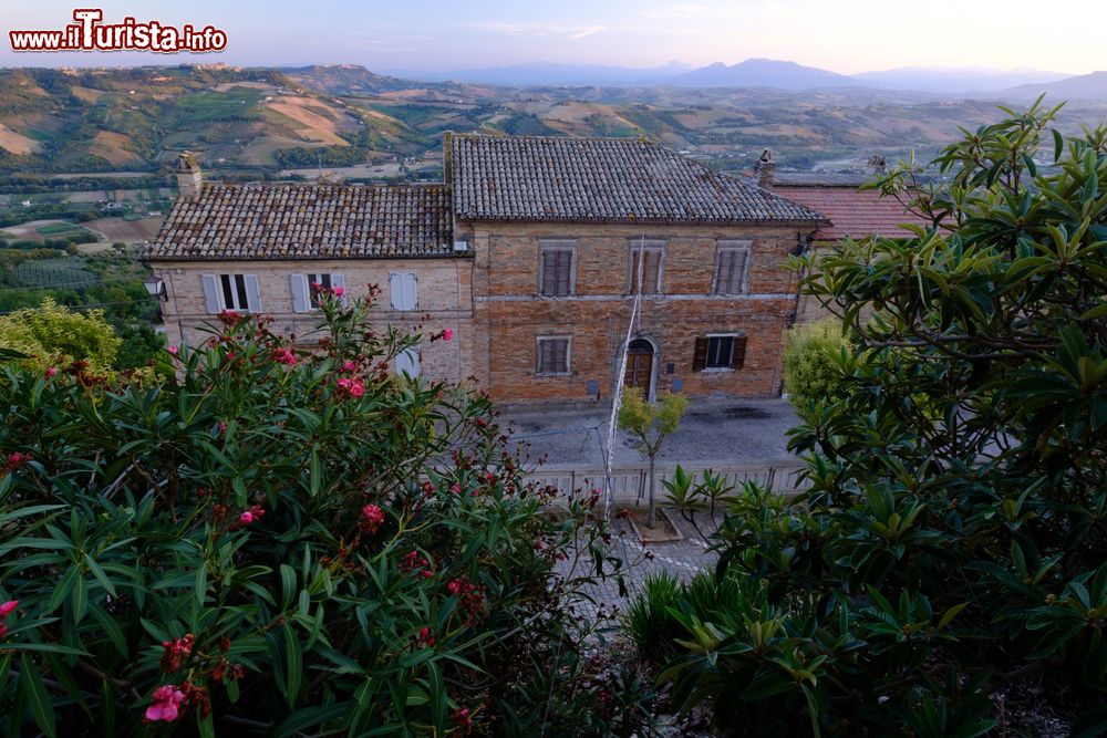 Immagine Tradizionali case del borgo di Moresco (Marche) con la campagna sullo sfondo.