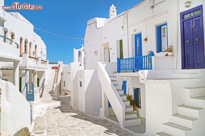 Immagine Tradizionali case greche sull'isola di Sifnos, Grecia -  A illuminarle c'è il sole delle Cicladi che con il clima tipicamente mediterraneo, estati calde e secche e inverni miti, le rende ancora più accoglienti. Con la luce che si riflette sulle mura bianche, impreziosite dai colori sgargianti di porte e finestre, le case greche sono le indiscusse protagoniste dei villaggi di questa magnifica terra © Yiannis Papadimitriou / Shutterstock.com