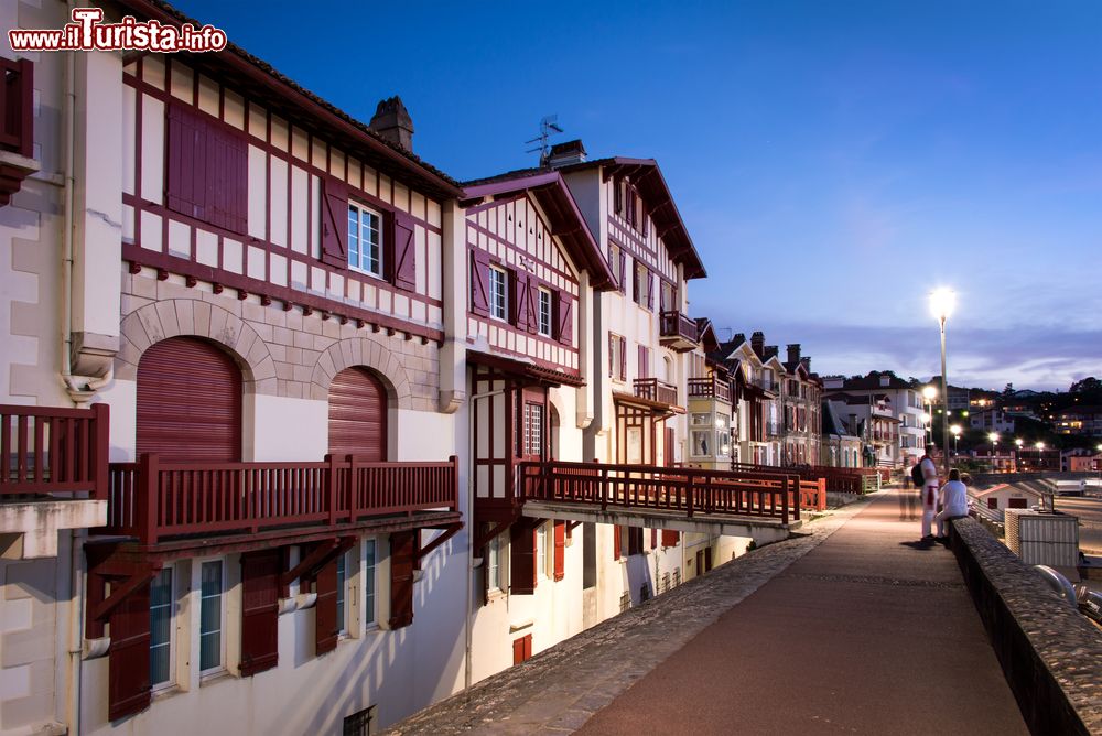 Immagine Tradizionali case labourdine a Saint-Jean-de-Luz (Francia) by night.