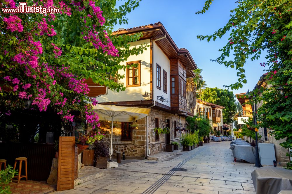 Immagine Tradizionali case ottomane nell'area pedonale della vecchia Kaleici, Antalya, Turchia.