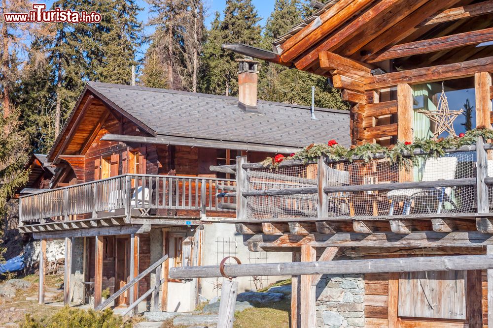 Immagine Tradizionali chalet in legno nel borgo di Verbier, Svizzera.