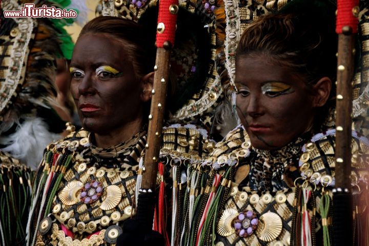 Immagine Tradizionali costumi dei mori al Festival di La Vila Joiosa, Spagna. Strade ornate a festa proprio come in epoca medievale, sfilate, lotte incruenti e molte altre iniziative caratterizzano questi festeggiamenti celebrati in Spagna da oltre 4 secoli. Commemorano lo scontro che avvenne fra le truppe musulmane e quelle dei cristiani che nel corso del XIII° secolo si contesero il dominio sul territorio della Spagna. A La Vila Joiosa la ricorrenza, a cui partecipano migliaia di persone, si celebra il 28 Luglio.  - © M.V. Photography / Shutterstock.com