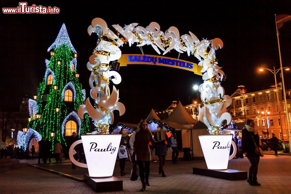 Immagine La Piazza della Cattedrale di Vilnius durante la Città del Natale, i tradizionali mercatini natalizi