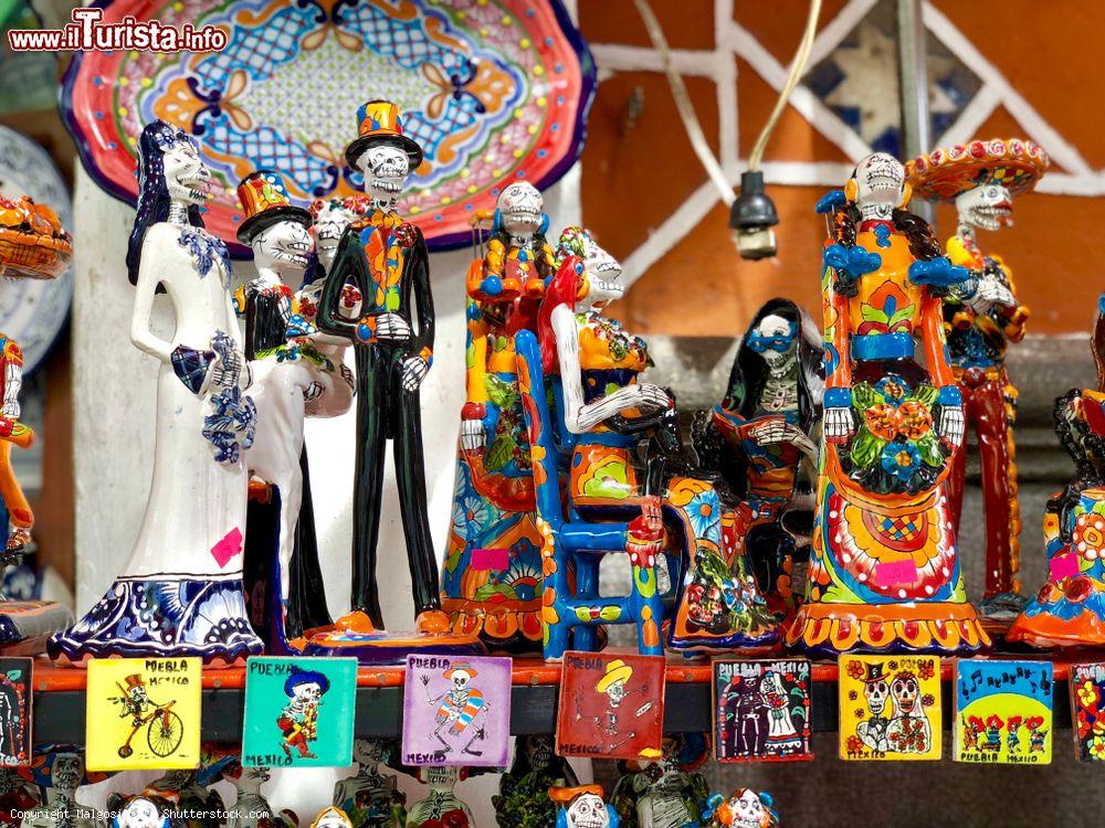 Immagine Tradizionali souvenirs messicani e statuine di scheletri in vendita in un mercato di Puebla City, Messico - © Malgosia S / Shutterstock.com