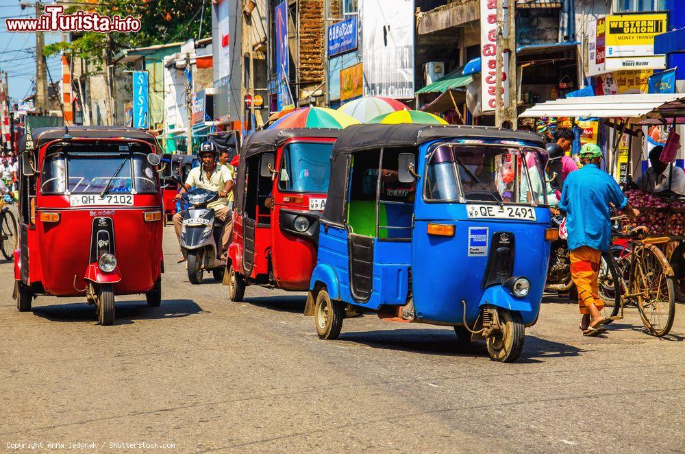 Immagine Tradizionali tuk-tuk taxi per le vie di Colombo, capitale dello Sri Lanka - © Anna Jedynak / Shutterstock.com