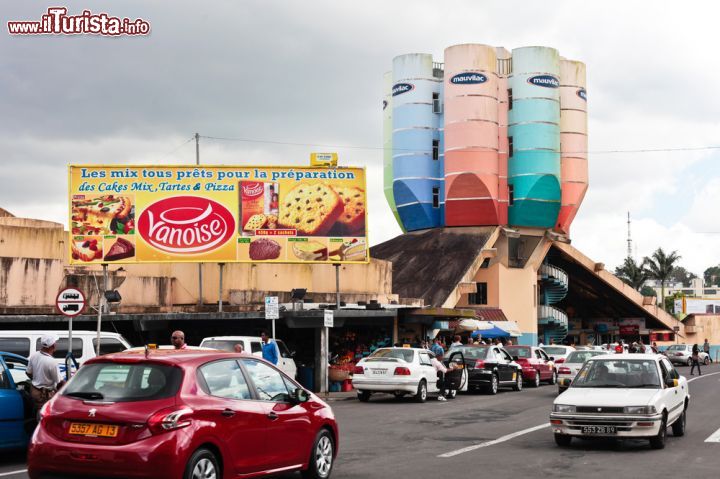 Immagine Traffico a Curepipe, Mauritius. Seconda città più grande dell'arcipelago, Curepipe si trova nel distretto di Plaines Wilhems. Assieme a Quatre Bornes e Rose Hill, questa cittadina forma un grande agglomerato urbano caratterizzato da un traffico congestionato soprattutto durante le ore di punta - © trgowanlock / Shutterstock.com