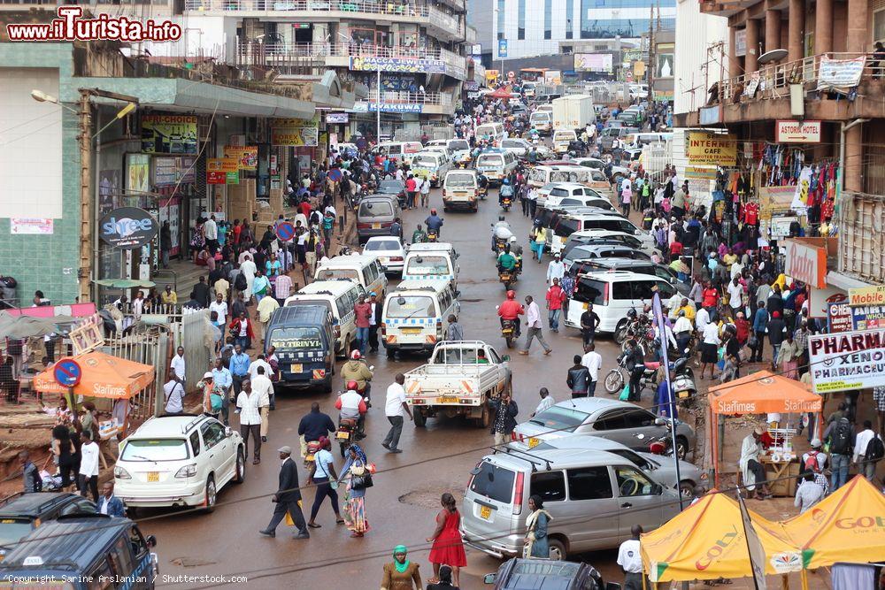 Immagine Traffico caotico e gente in strada nel centro di Kampala, Uganda - © Sarine Arslanian / Shutterstock.com