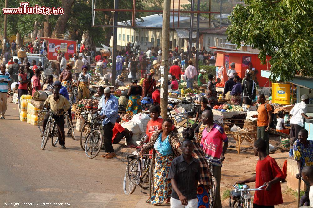 Immagine Traffico e folla in una strada della città africana di Lilongwe, Malawi - © hecke61 / Shutterstock.com