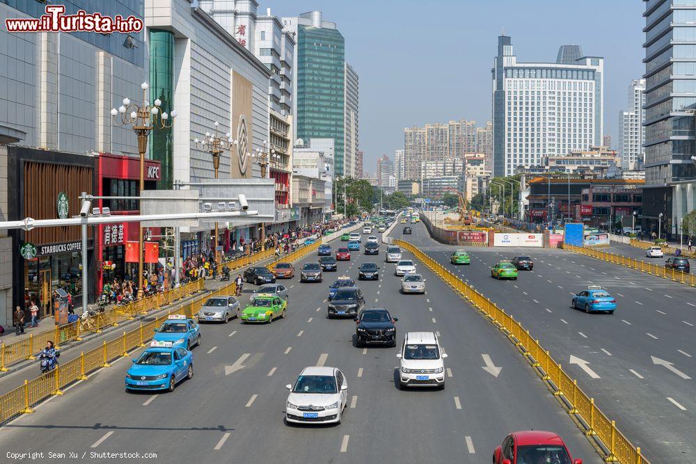 Immagine Traffico in Bayi Boulevard, via del centro storico di Nanchang (Cina) - © Sean Xu / Shutterstock.com