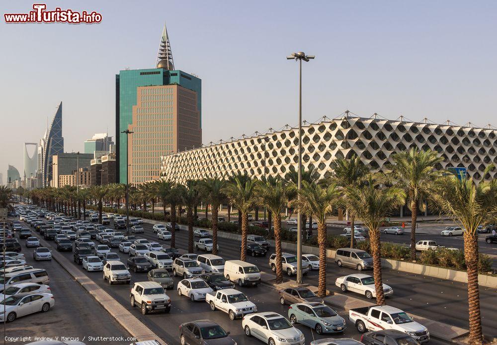 Immagine Traffico intenso su King Fahd Road a Riyadh, Arabia Saudita. A fianco, la Riyadh National Library e, sullo sfondo, le torri Al Faisaliah e Kigdom - © Andrew V Marcus / Shutterstock.com