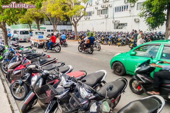 Immagine Traffico e motorini sulla Boduthakurufaanu Magu, una delle principali strade della città di Malé (Maldive) - foto © Matyas Rehak / Shutterstock.com