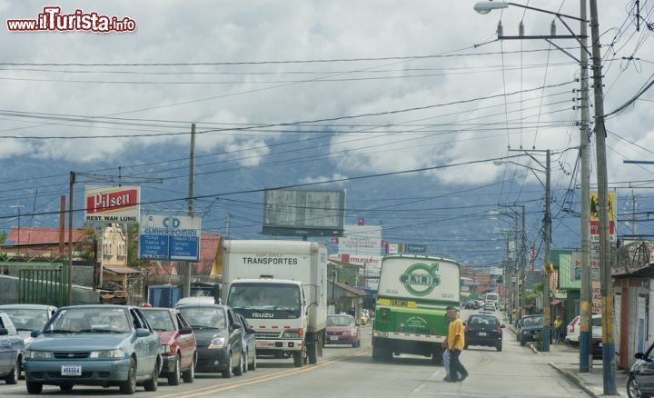 Immagine Traffico in una strada a San José, Costa Rica. La capitale costaricana è una moderna città che combina attività commerciali e industria del turismo - © riekephotos / Shutterstock.com