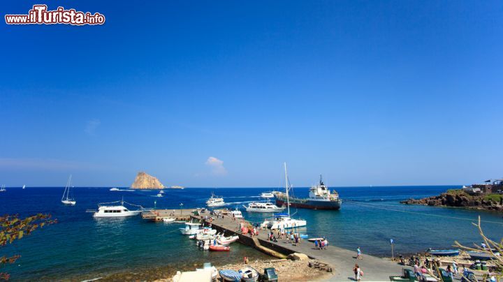 Immagine Traghetti in arrivo a Panarea, Sicilia - Per raggiungere l'isola di Panarea l'unico modo è quello di utilizzare uno dei tanti traghetti che collegano quest'isola e le altre delle Eolie alla terraferma © EugeniaSt / Shutterstock.com