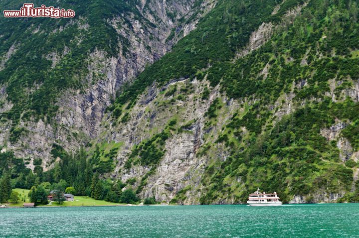 Immagine Traghetto per il rifugio Gaisalm, Austria - Questa incantevole oasi di pace e tranquillità ospitata sulle sponde del lago Achensee può essere raggiunta da Pertisau solo a piedi o in barca © dinkaspell / Shutterstock.com