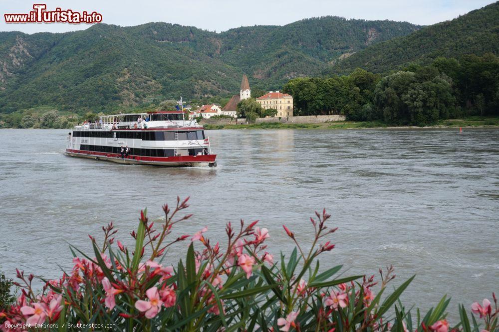 Immagine Traghetto per passeggeri sul fiume Danubio nei pressi di Krems an der Donau, Austria - © Dafinchi / Shutterstock.com