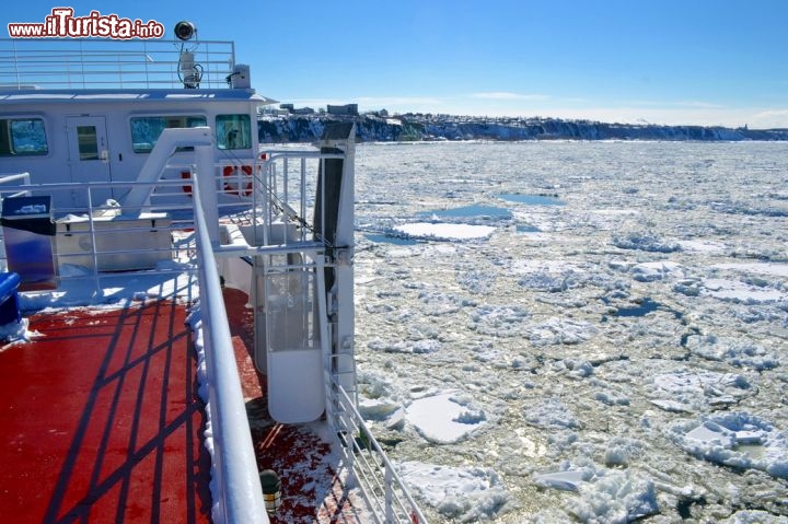 Immagine Traghetto sul fiume San Lorenzo: nei mesi invernali la superficie del fiume San Lorenzo, uno dei più grandi del Nord America, è quasi completamente ghiacciata. A Ville de Qeébec prendendo il traghetto si può provare l'emozione di una traversata tra le lastre ghiacciate.