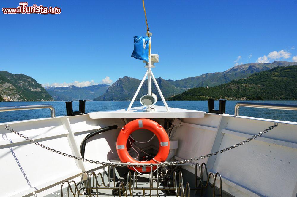 Immagine La prua del traghetto sul Lago d'Iseo e, sullo sfondo, la sagoma di Monte Isola (Montisola) - foto © Sergio Monti Photography / Shutterstock.com