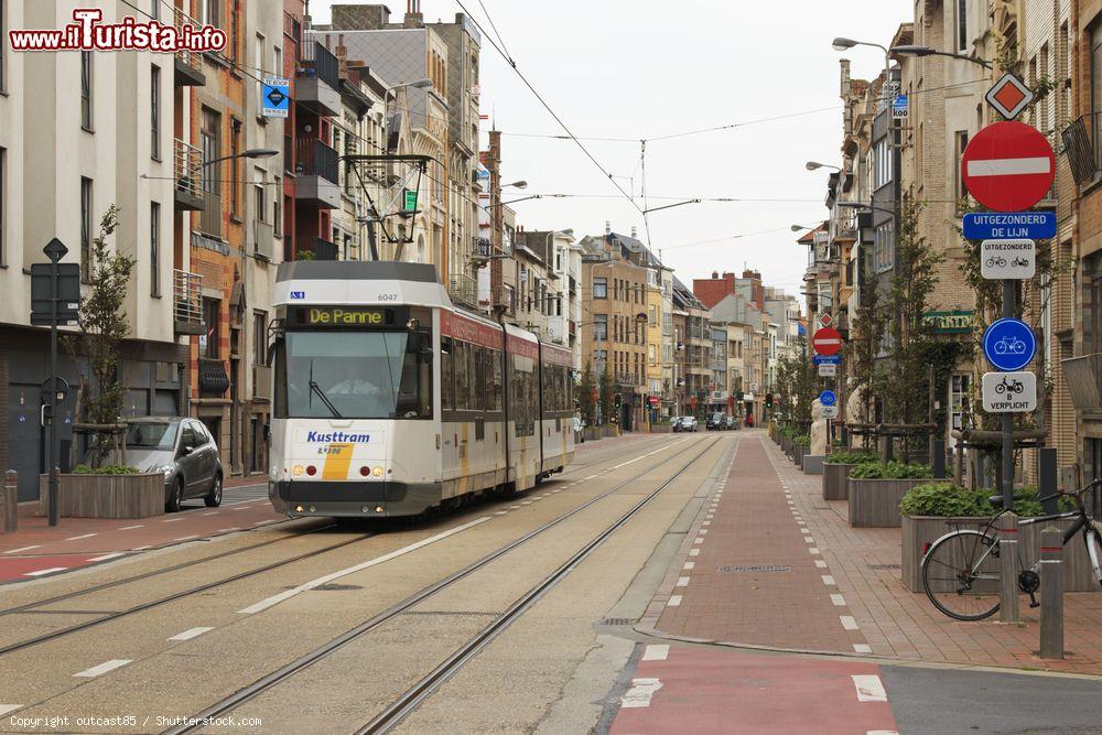 Immagine Tram elettrico nel centro di Blankenberge, Belgio. Per muoversi in questa graziosa località belga, nota per essere un centro balneare fra i più rinomati sul mare del Nord, si possono utilizzare i mezzi pubblici - © outcast85 / Shutterstock.com