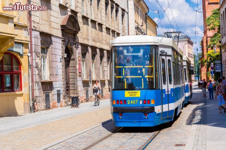 Immagine Tram nel centro di Breslavia, Polonia - Furono introdotti nel 1877 i primi tram: inizialmente trainati da cavalli vennero poi sostituiti da quelli elettrici e qualche anno più tardi la linea fu ampliata e elettrificata. Attualmente la compagnia MPK di Breslavia opera con oltre 400 tram su una rete di 260 km di binari e poco meno di 400 fermate © S-F / Shutterstock.com