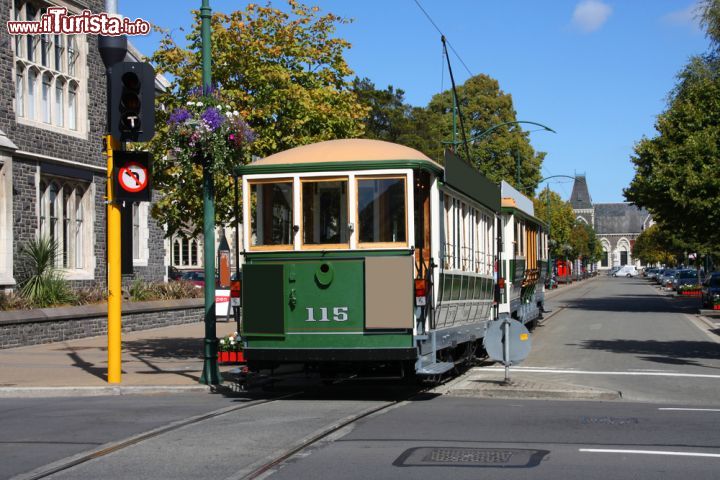 Immagine Un tram storico a Christchurch in Nuova Zelanda. Decisamente caratteristico in città è il servizio tram che viene effettuato nel centro: il percorso, di circa 2,5 chilometri, parte da Cathedral Square e prosegue sino ai Botanic Gardens per poi chiudere l'anello e tornare in piazza. Poco prima di raggiungere il capolinea, il tram percorre un tratto di New Regent Street, dove vi sono cafè e bar all'aperto, per poi fermarsi a Tram Station, suggestiva fermata incastonata fra i palazzi e riparata dalle intemperie da una vetrata - © Tupungato / Shutterstock.com