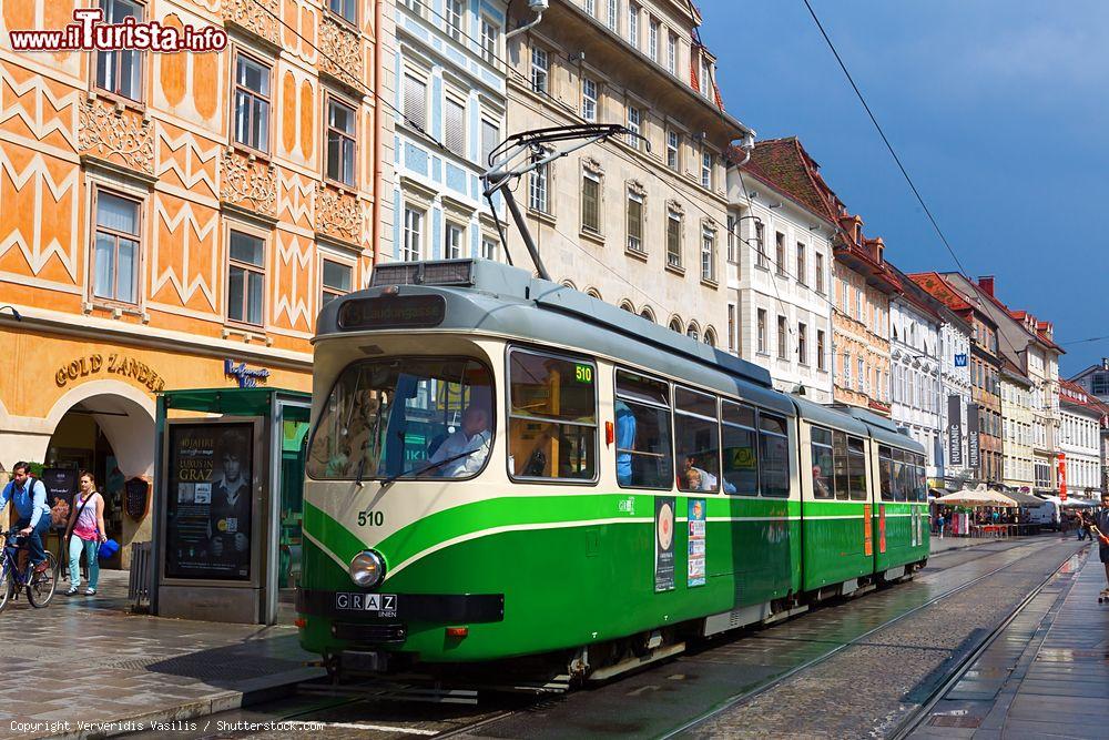 Immagine Tram sulla piazza principale (Hauptplatz) di Graz, capoluogo della Stiria, in Austria - foto © Ververidis Vasilis / Shutterstock.com