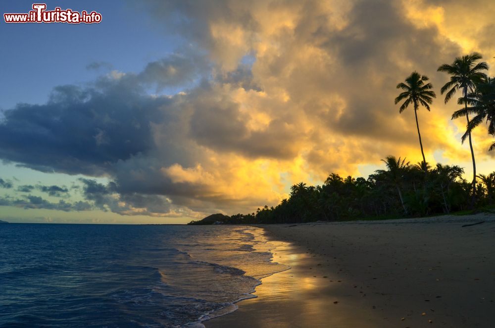 Immagine Tramonto a Coral Coast sull'isola di Viti Levu, Figi. Qui si trova la capitale Suva, residenza di circa tre quarti della popolazione.