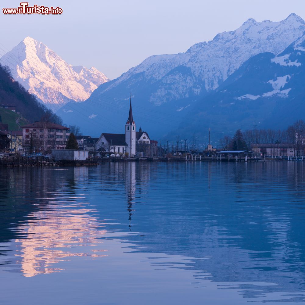 Immagine Tramonto a Fluelen in Inverno, il lago e le montagne del Canton Uri