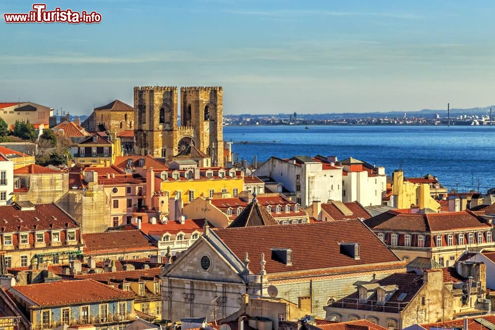 Immagine Tramonto a Lisbona. In evidenza la Chiesa di Santa Maria Maggiore, nota come Sé de Lisboa, la cattedrale cittadina.