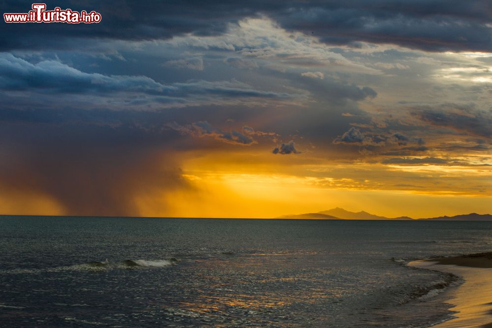 Immagine Tramonto a Marina di Alberese in Toscana, al largo un temporale