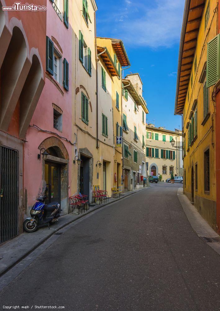Immagine Una via del centro storico di Montopoli in Val d'Arno, provincia di Pisa - © muph / Shutterstock.com