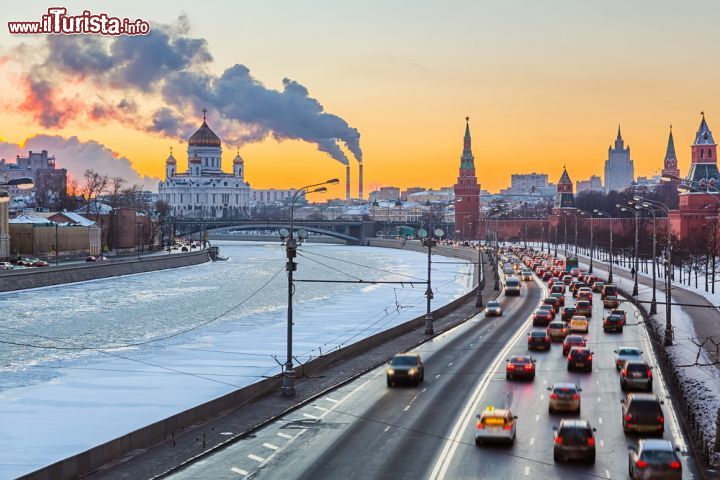 Immagine Tramonto a Mosca, Russia - Una bella immagine della città russa che sorge sulle sponde del fiume Moscova: al calar del sole l'atmosfera che si respira è ancora più affascinante © S.Borisov / Shutterstock.com