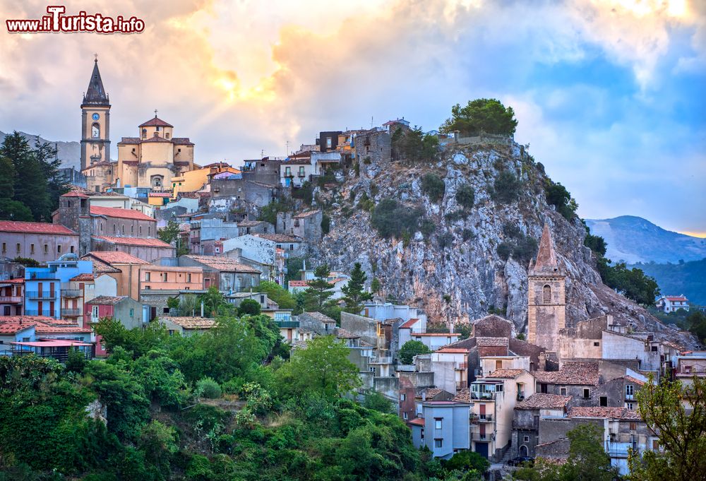 Immagine Tramonto a Novara di Sicilia tra le montagne del messinese