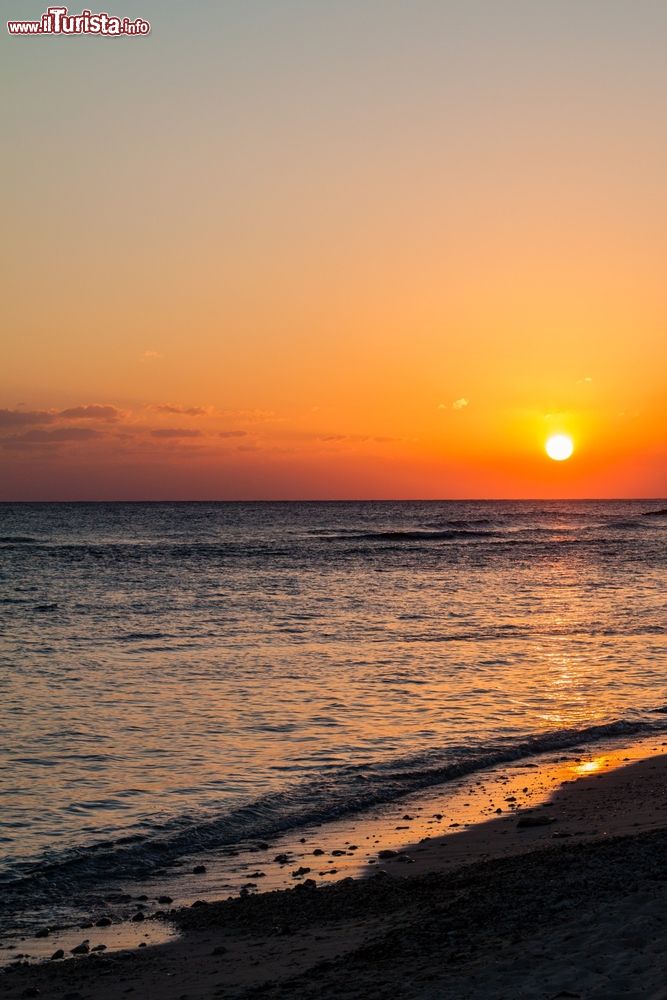 Immagine Tramonto a Playa Giron, Cuba. Questa suggestiva spiaggia si trova all'estremità orientale del golfo de Cazones. Si raggiunge in circa 3 ore di auto da l'Havana.