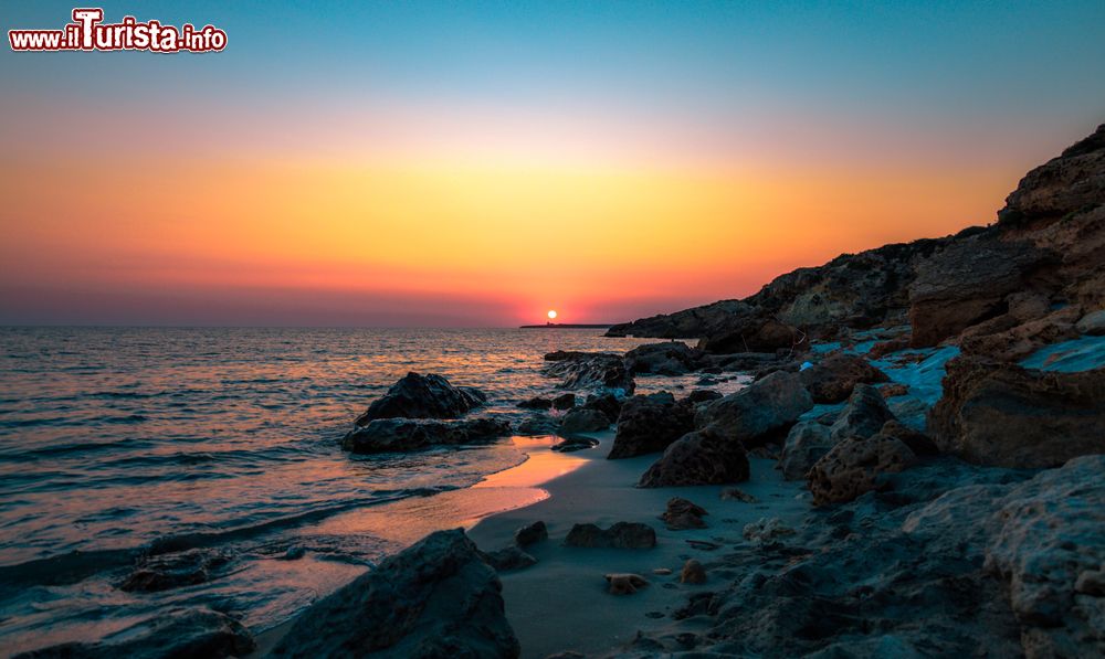 Immagine Tramonto a San Giovanni di Sinis, Sardegna. Il paese è uno dei simboli del Sinis con i suoi paesaggi naturali e i risvolti culturali.