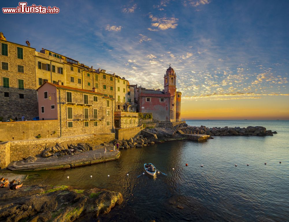 Immagine Tramonto a Tellaro, La Spezia, Italia. Il borgo è raggiungibile da alcuni sentieri pedonali che dai paesi sovrastanti scendono verso il mare.