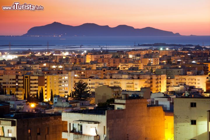 Immagine Tramonto a Trapani e isola di Favignana, Sicilia - Calar del sole sulla città di Trapani e su Favignana, territorio della provincia trapanese, totalmente insulare © mickyso / Shutterstock.com